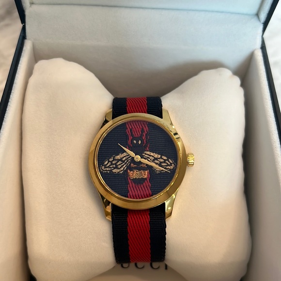 Gucci Accessories - Gucci Bumble bee timeless watch